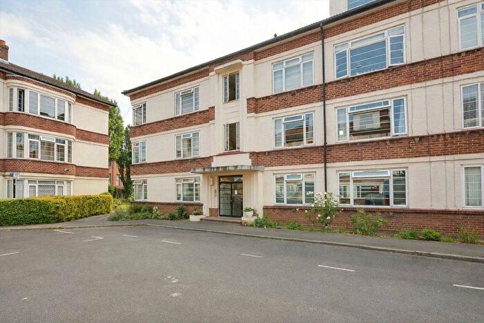 3 Bedroom Flat To Rent In Manor Vale, Brentford, TW8