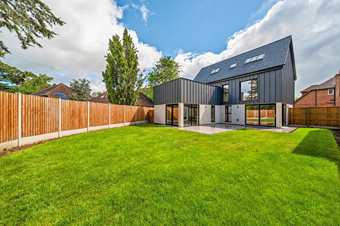4 Bedroom Detached House For Sale In Kingfield Green, Woking, GU22
