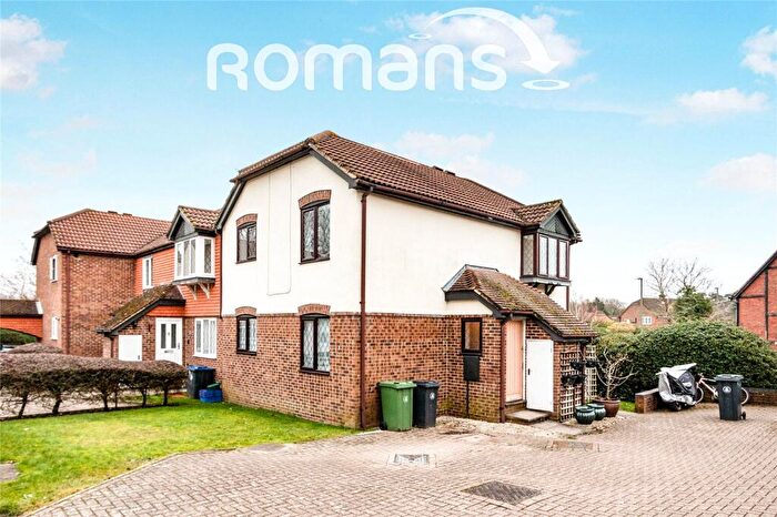 2 Bedroom Flat To Rent In Hawkesworth Drive, Bagshot, GU19