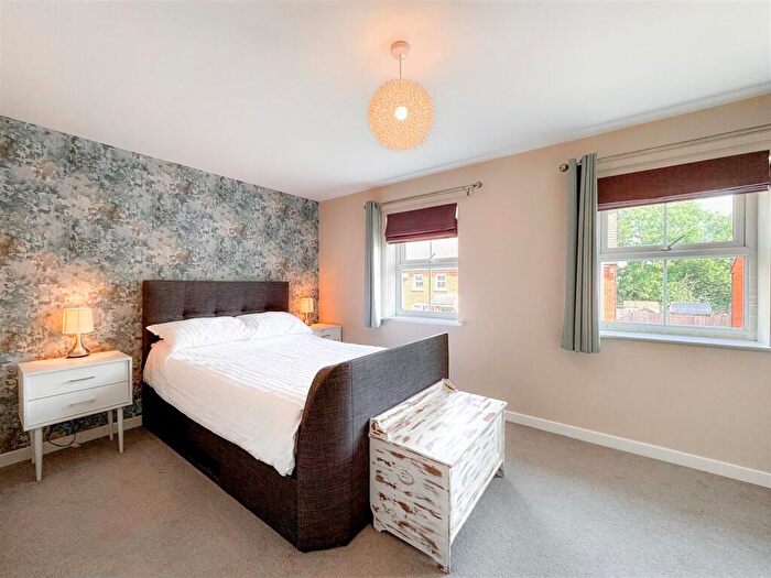 3 Bedroom End Of Terrace House For Sale In Meadow Drive, Long Itchington, Southam, CV47
