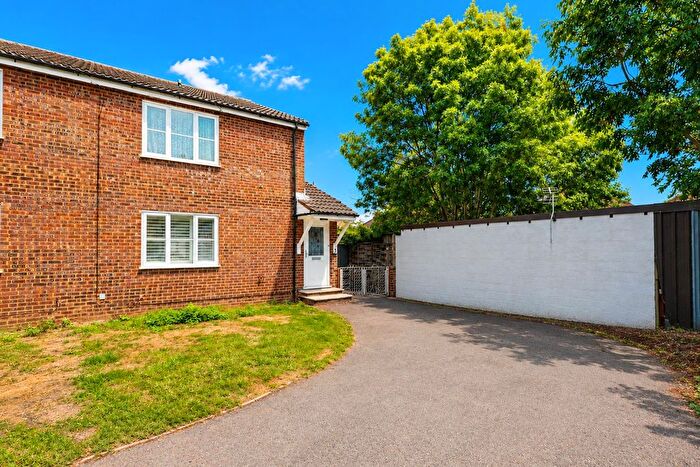 1 Bedroom Maisonette For Sale In Bosanquet Close, Uxbridge, UB8