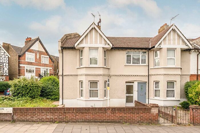 3 Bedroom Flat To Rent In Thornton Avenue, Balham, SW2