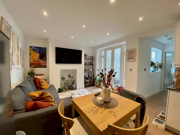 2 Bedroom Flat To Rent In Coningham Road, London, W12