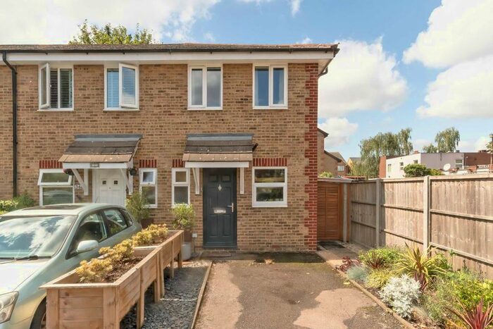 2 Bedroom Terraced House To Rent In Oakshaw Road, London, SW18