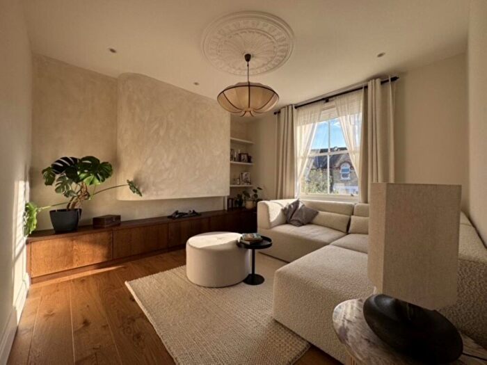 3 Bedroom Apartment To Rent In Kingsgate Road London, NW6