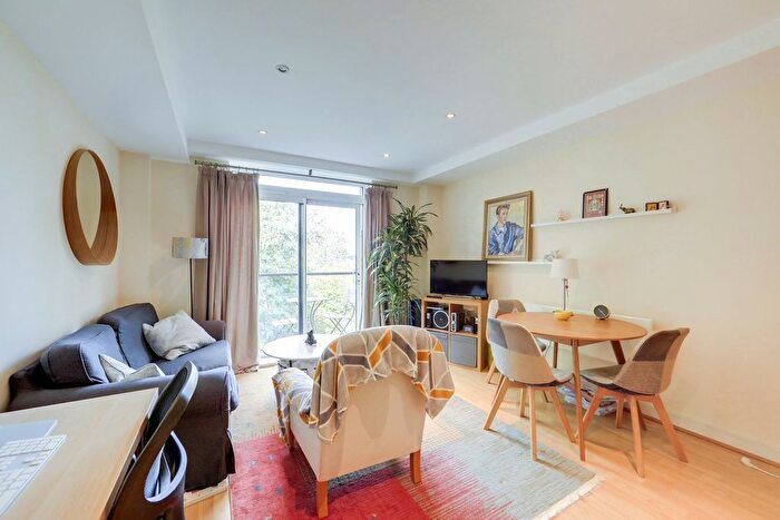 1 Bedroom Flat For Sale In Kingswood Court, Hither Green, London, SE13