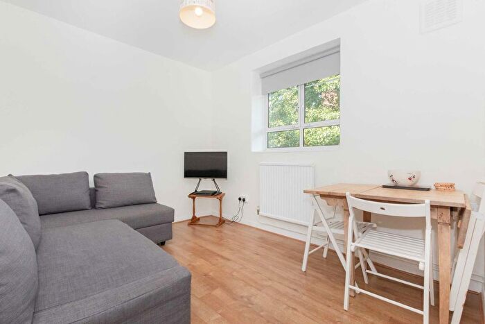 2 Bedroom Flat To Rent In White City Estate, London, W12