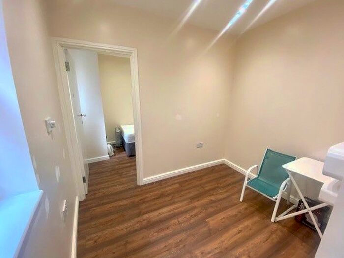 1 Bedroom Flat To Rent In Montrose Avenue, Edgware, Middlesex, HA8