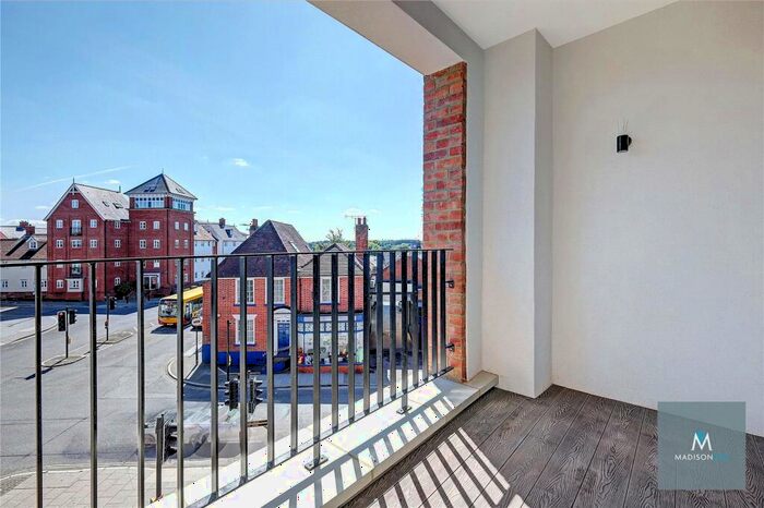 2 Bedroom Apartment For Sale In Umiya House, - High Street, Brentwood, CM14