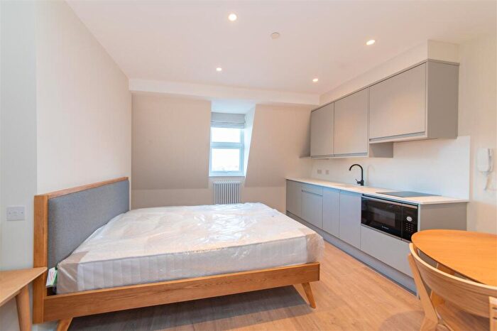 Studio To Rent In High Road, London, N12