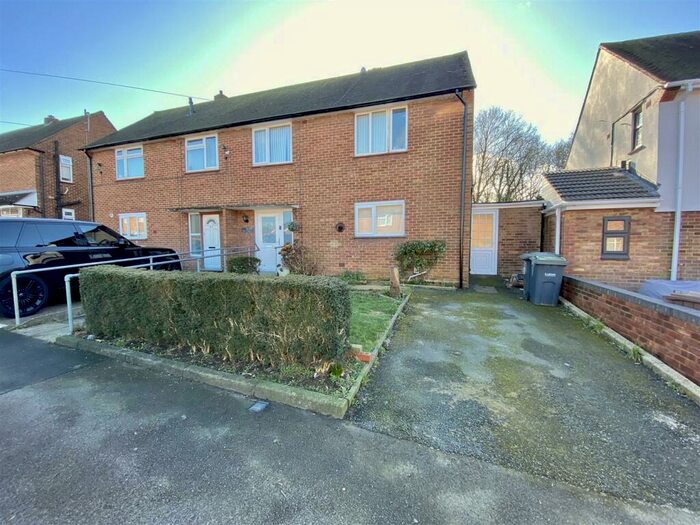 3 Bedroom Semi-Detached House To Rent In Castle Croft Road, LU1