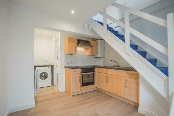 1 Bedroom Flat To Rent In School Road, Hurst, Reading, Berkshire, RG10