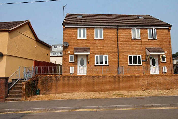 4 Bedroom Semi-Detached House To Rent In High Street, Tonyrefail, Porth, CF39
