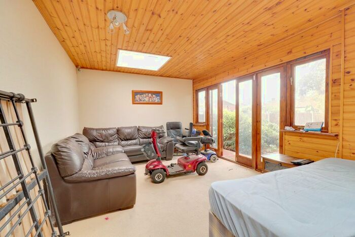 1 Bedroom Detached Bungalow For Sale In Spencer Road, Rainham, RM13