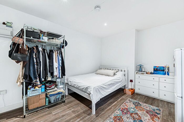 Studio To Rent In Very Near Warwick Road Area, Earls Court, SW5