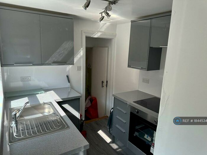 1 Bedroom Flat To Rent In Institute Road, Chatham, ME4