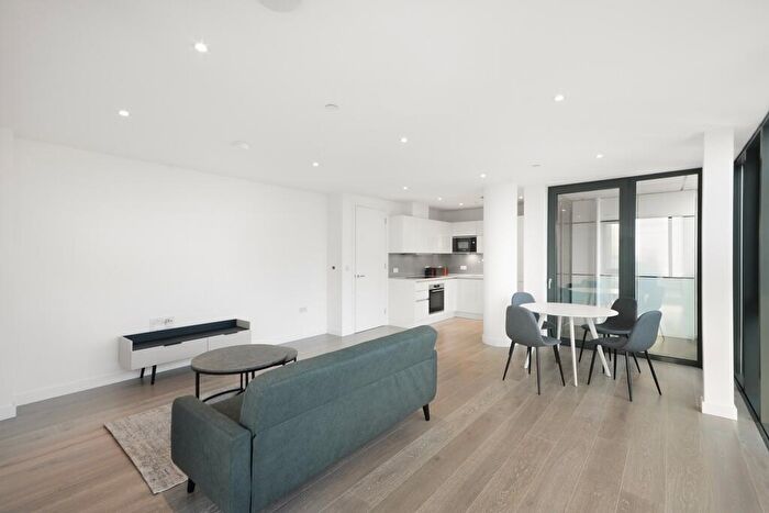 2 Bedroom Flat To Rent In City North Place London, N4