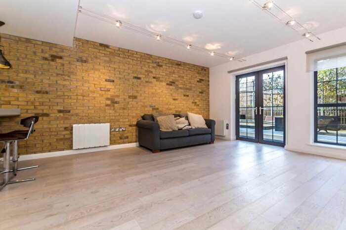 3 Bedroom Flat To Rent In Plumbers Row, Aldgate, E1
