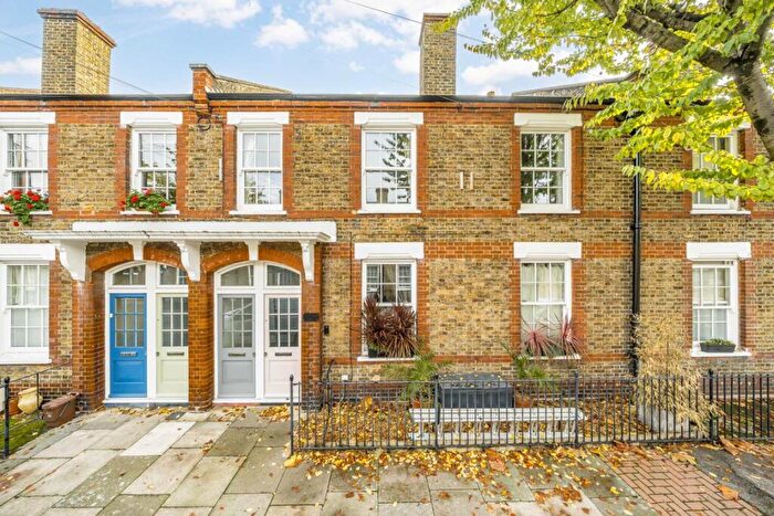 2 Bedroom Flat For Sale In Freedom Street, Battersea, SW11