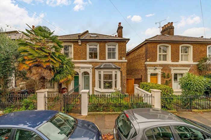 3 Bedroom Property For Sale In Avenue Road, Acton, W3