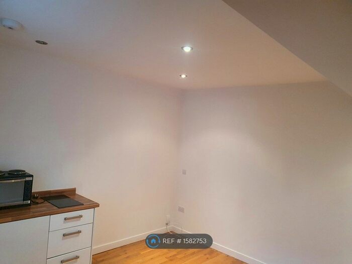 1 Bedroom Flat To Rent In Suffolk House, Weybridge, KT13