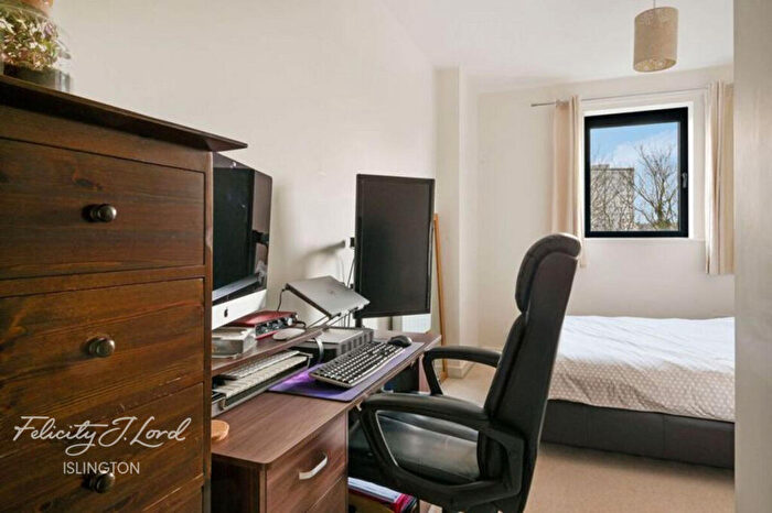 2 Bedroom Flat For Sale In Drayton Park, London, N5