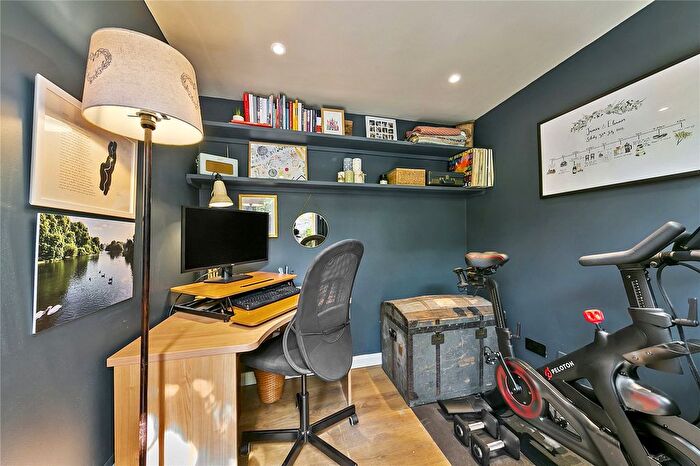 1 Bedroom Flat For Sale In Chilton Road, Kew, Surrey, TW9