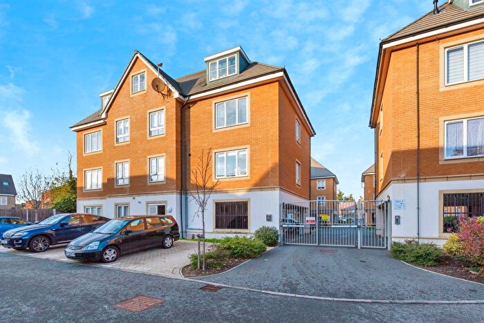 2 Bedroom Flat For Sale In Kenyon Way, Slough, SL3