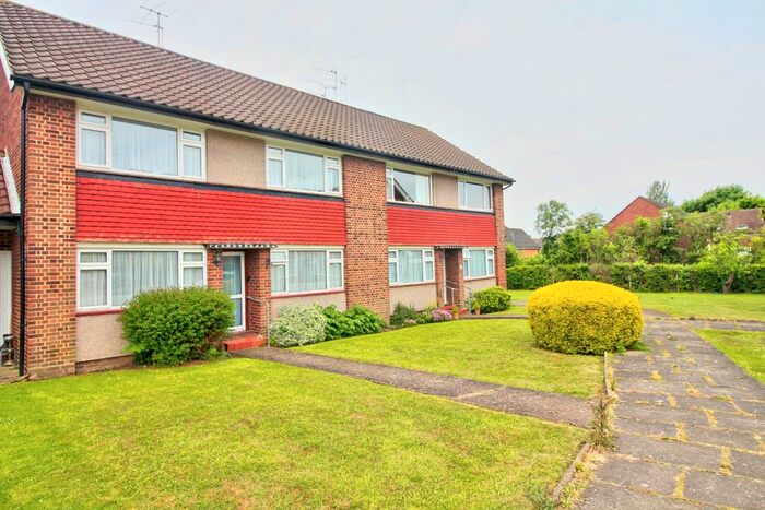 2 Bedroom Maisonette To Rent In Cedar Close, Borehamwood, WD6
