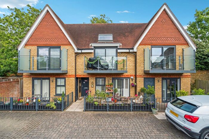 1 Bedroom Flat For Sale In Park Road, Bushey, WD23