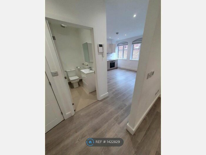 Studio To Rent In Holmes Park, Horsham, RH12