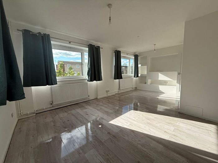 3 Bedroom Flat To Rent In Hadrians Ride, Bush Hill Park, EN1