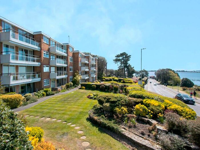 2 Bedroom Flat To Rent In Sandbanks Road, Evening Hill, Poole, BH14