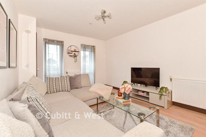 1 Bedroom Apartment For Sale In Queens Road, East Grinstead, West Sussex, RH19