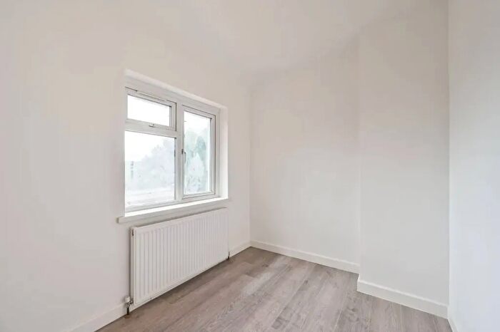 3 Bedroom End Terrace House For Sale In Coppetts Close, London, N12
