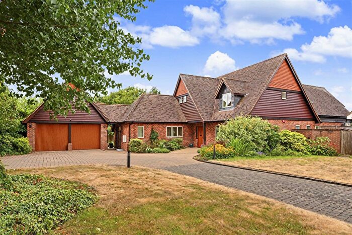 3 Bedroom Detached House For Sale In Oakwood Drive, Harpenden, AL5