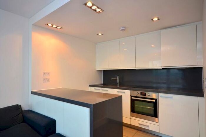 2 Bedroom Flat To Rent In Empire Square, London Bridge, London, SE1