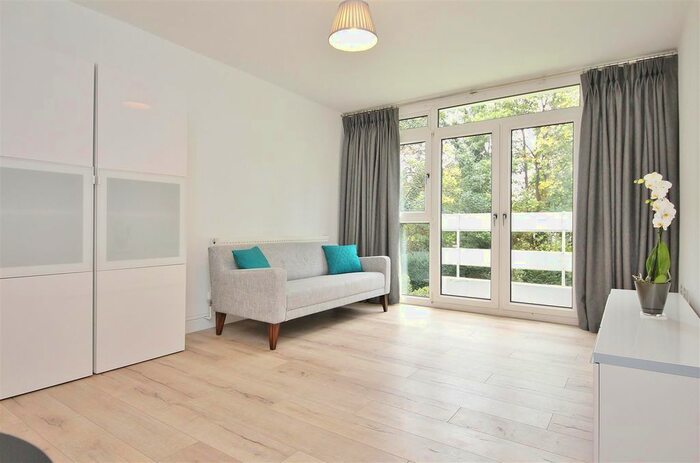1 Bedroom Flat To Rent In Carlton Drive, London, SW15