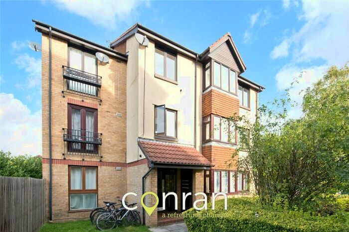 2 Bedroom Apartment To Rent In Oak Apple Court, Lee, SE12