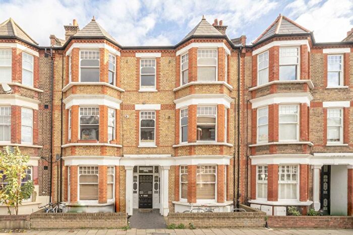 3 Bedroom Flat To Rent In Edgeley Road, Clapham, SW4