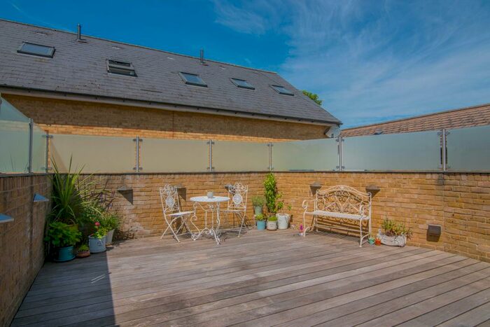 3 Bedroom Apartment To Rent In Sheen Lane, London, SW14