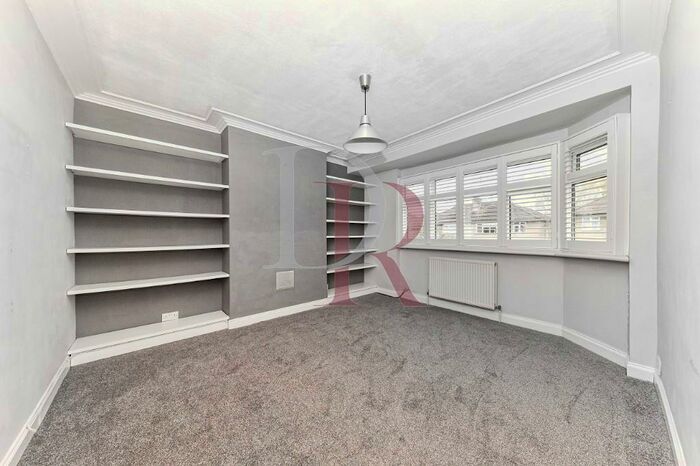 2 Bedroom Flat To Rent In Connaught Road, Barnet, North London, EN5