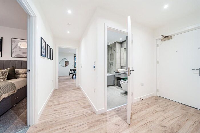 3 Bedroom Apartment To Rent In Bed, Th Floor, Ancholme, Refinery House In Anchors Point, E16