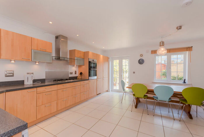 5 Bedroom Town House To Rent In Reliance Way, East Oxford, OX4