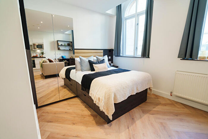 Apartment To Rent In Apt, Churchill House Residence #, LS1