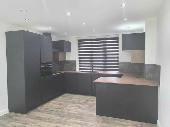 2 Bedroom Flat To Rent In Hilltop Court, Hayes, UB8