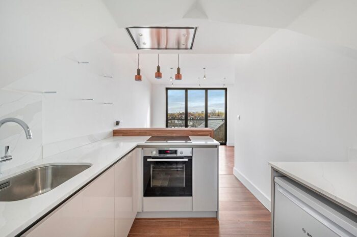 2 Bedroom Flat To Rent In Garratt Lane, Earlsfield, SW17