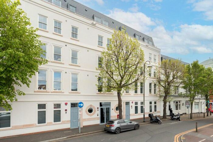 3 Bedroom Apartment To Rent In High Street, Sutton, SM1