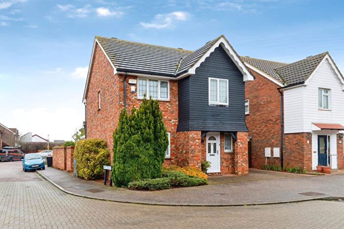 4 Bedroom Detached House For Sale In Kestrel Way, Sandy, SG19