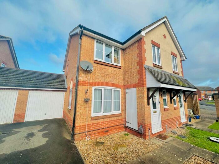 3 Bedroom Semi-Detached House To Rent In Weycroft, Didcot, OX11